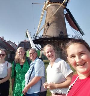 一群人站在风车前