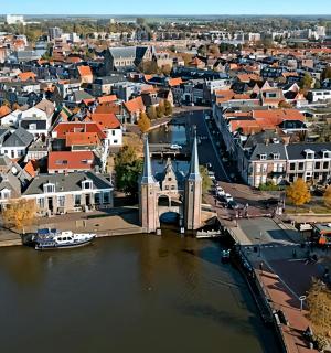 一座有河流的城市的鸟瞰图