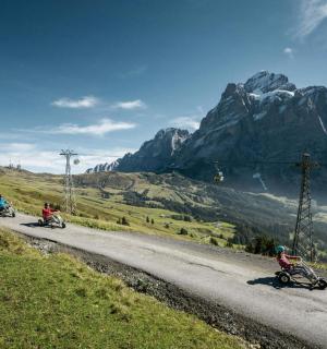 一群人骑着摩托车沿着山路行驶