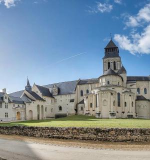 一座顶部有塔楼的大楼