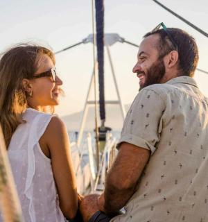 一名男子和一名女子站在船上