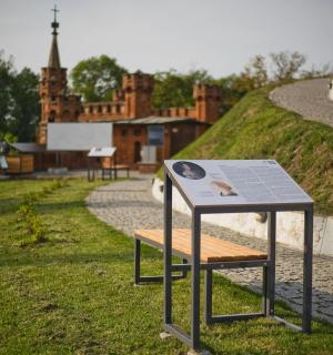 城堡前的一张桌子和一张长凳