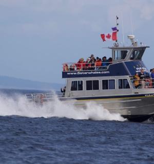 一群人在水中的船上