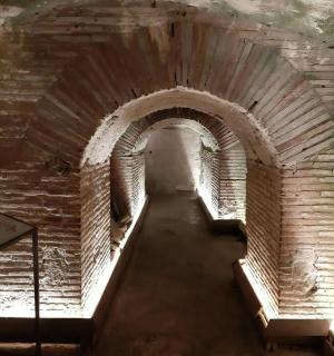 一栋老砖建筑里的空走廊