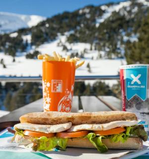 桌上有三明治、炸薯条和饮料