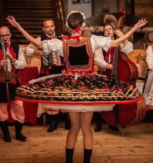 一群人围着一位穿着裙子的女士