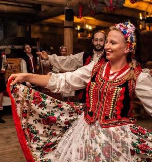 一群人围着一位正在跳舞的女士