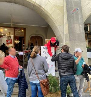 一群人站在建筑物外面