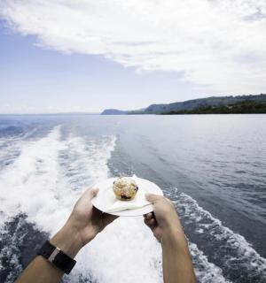 船上端着盘子食物的人
