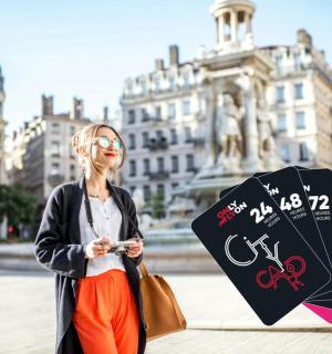 一名女子在城市里撑着伞