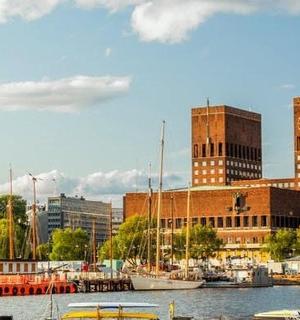 一艘船停靠在一座城市的港口