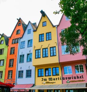 街道上一排色彩缤纷的建筑