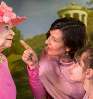 两位年长妇女站在一个小女孩旁边