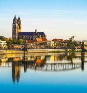 河上桥梁与城市景观