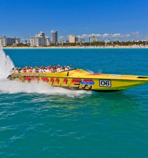 žlutá loď s hromadou lidí na vodě