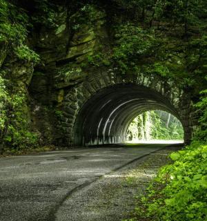 tunel na silnici přes horu