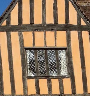 一栋侧面有窗户的老建筑