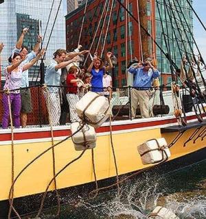 skupina lidí na lodi ve vodě