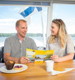 un bărbat și o femeie așezați la o masă mâncând