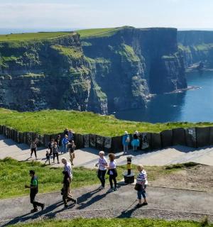 一群人在悬崖边行走