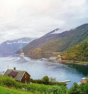 山谷中河流中的一艘船