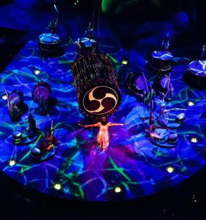 桌子上摆满了玻璃杯和灯