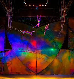 一群人从马戏团帐篷上跳下来