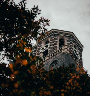ein Turm mit einer Uhr auf einem Gebäude