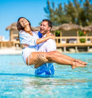 一名男子和一名女子在水中