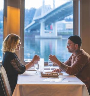 muž a žena sedící u stolu v restauraci