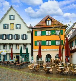 街道上摆放着桌椅的一组建筑