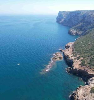 悬崖附近的海洋鸟瞰图