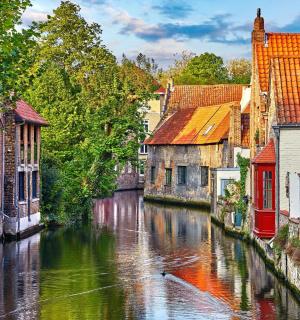 河流、建筑和城市的景色