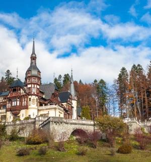 一座古城堡,前面有一座桥