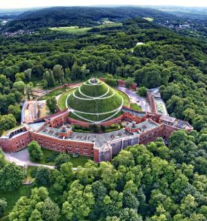 顶部有圆顶的建筑的鸟瞰图