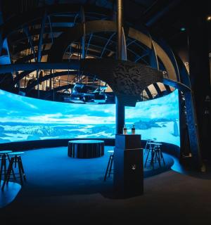 建筑物内的舞台,配有椅子和大屏幕