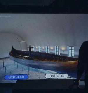 一位女士在博物馆里看船