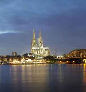 一座横跨水面的桥，一座城市