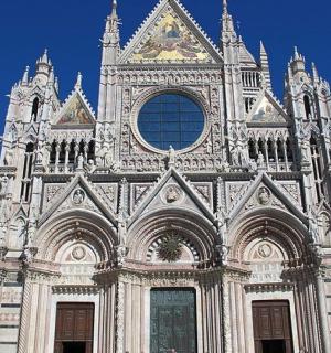 一座带有钟楼的大教堂建筑