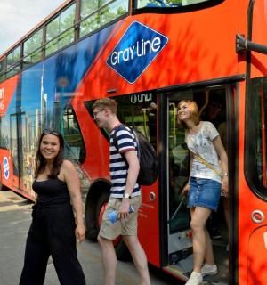 一群人站在公交车外面