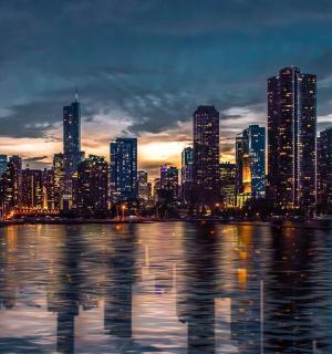 pohled na panorama města v noci