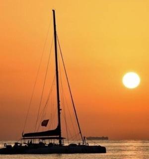 日落时分水中的帆船