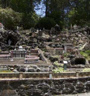 山上树木繁茂的建筑群