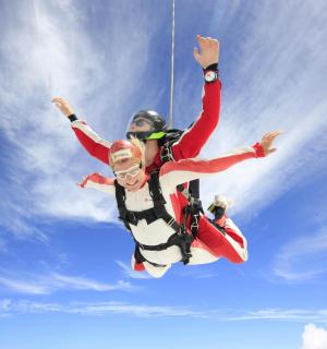 两个人在空中跳跃