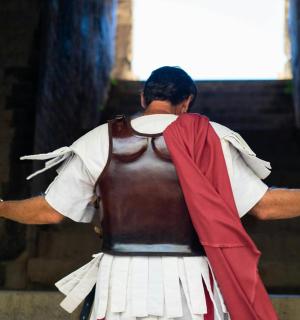 一名身着戏服、张开双臂站立的男子