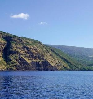 velká vodní plocha vedle hory