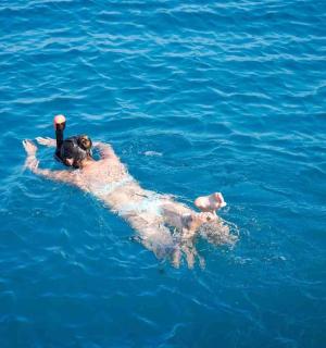 一名男子仰面躺在水中