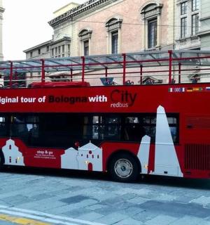 城市街道上的一辆红色双层巴士