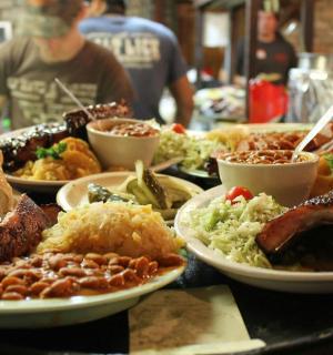 stůl plný talířů jídla na stole