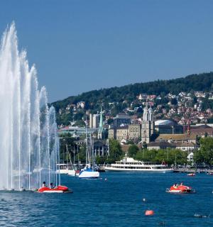 μια βρύση στη μέση μιας λίμνης με μια πόλη